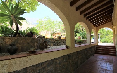 Acogedora villa, todo en una planta en amplia parcela, con piscina climatizada y bonitas vistas a las montañas.